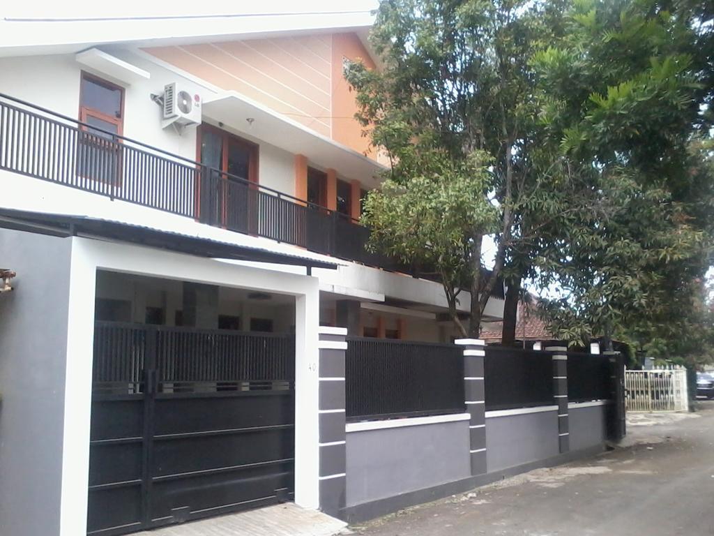 Rumah Sarwestri Hotell Bandung Exteriör bild